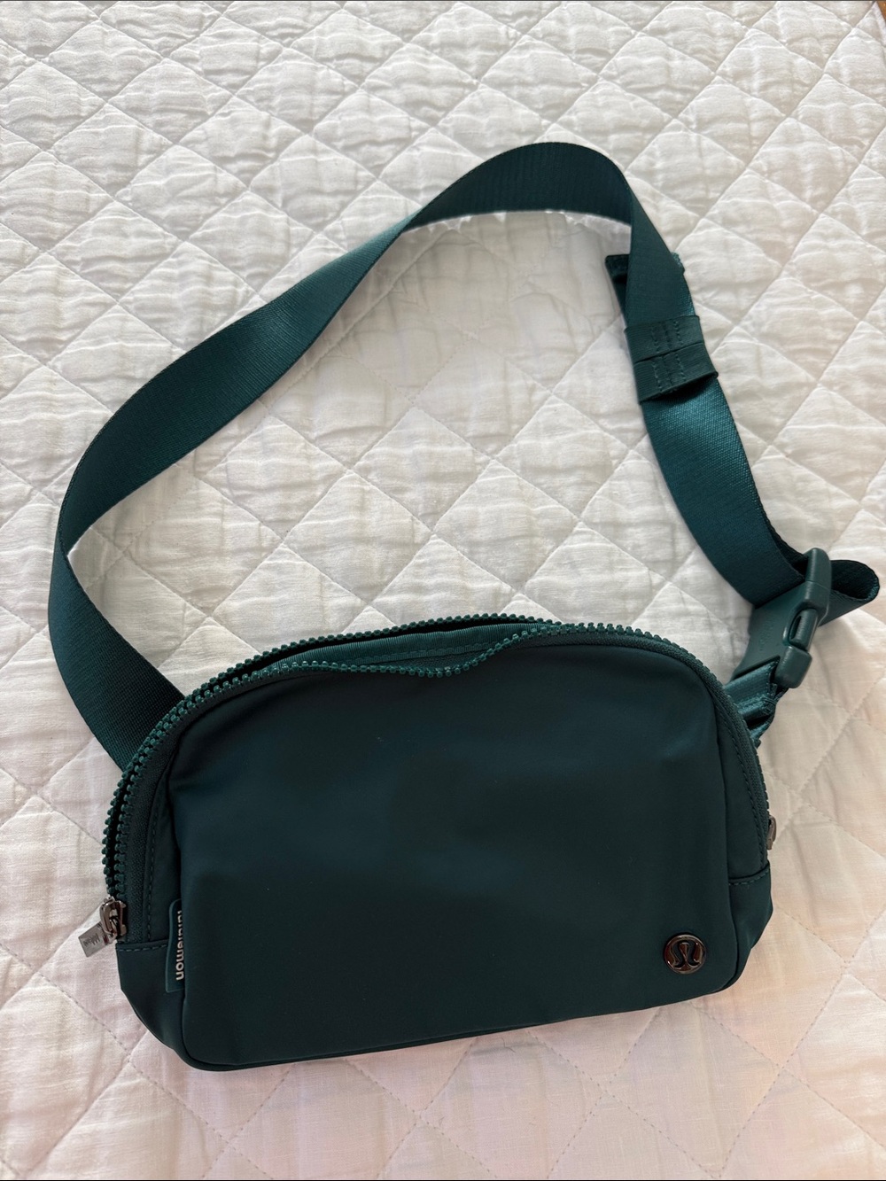 Lululemon Everywhere belt bag 1L